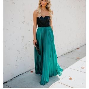 LAST CALL ❤️ NWT Emerald Green Dress 👗